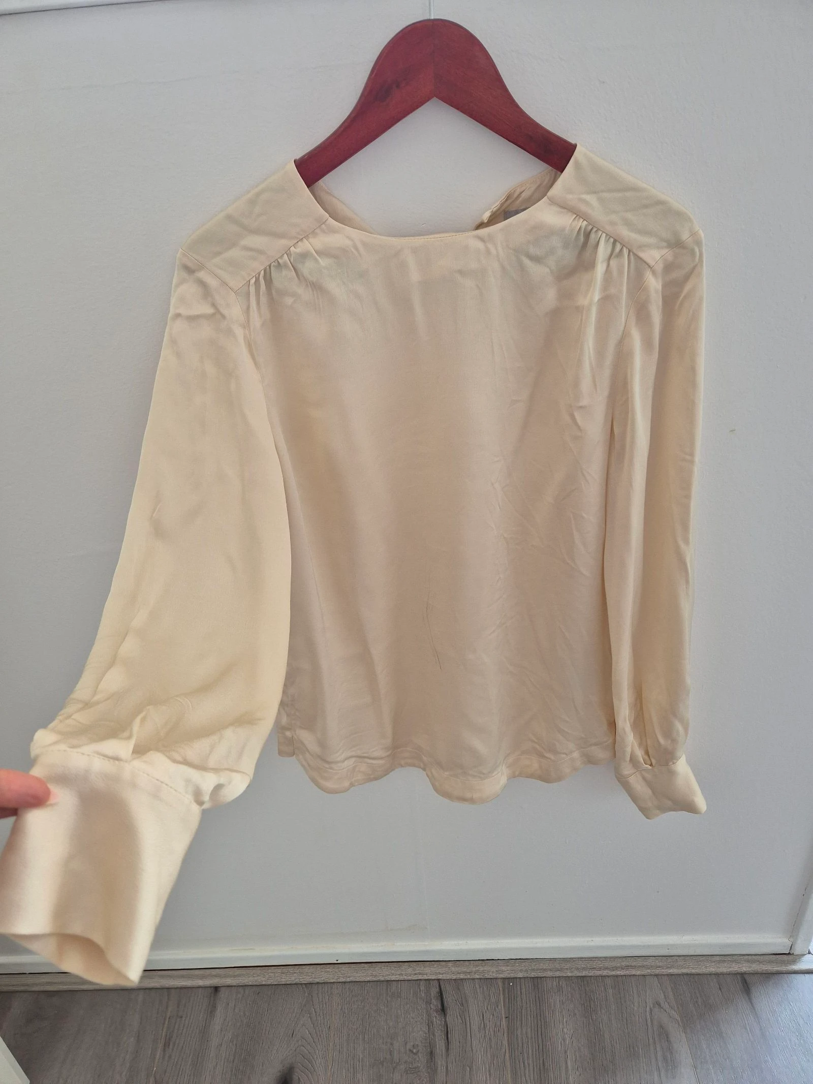 H&M crèmekleurige satijnlook blouse met knoopjes 36 S  – photo 2
